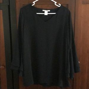 Beautiful Bell Sleeve Flowing Top in Size LG Black